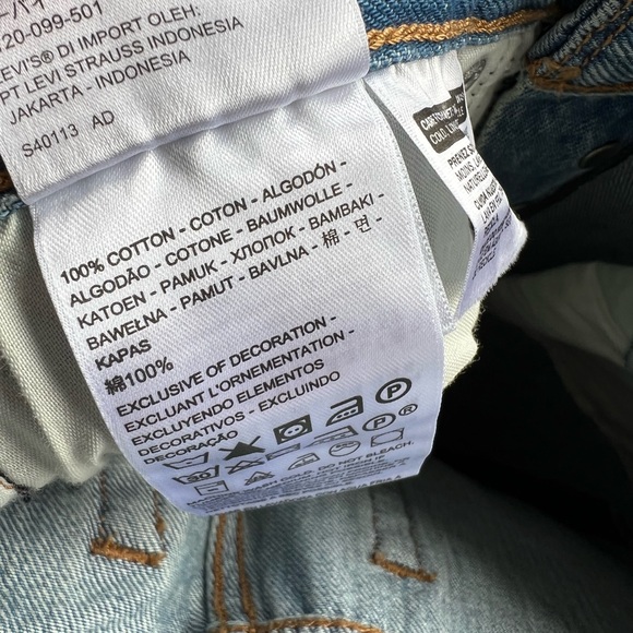 *SOLD* NWT Levi’s Wedgie Tapered Leg jeans - Picture 5 of 8